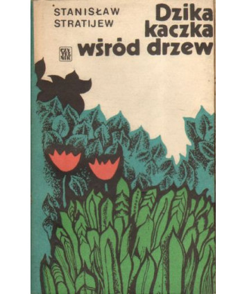 Dzika kaczka wśród drzew