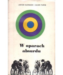 W oparach absurdu