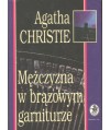 Mężczyzna w brązowym garniturze