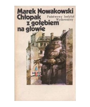 Chłopak z gołębiem na głowie