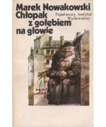 Chłopak z gołębiem na głowie