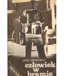 Człowiek w bramie