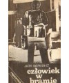 Człowiek w bramie